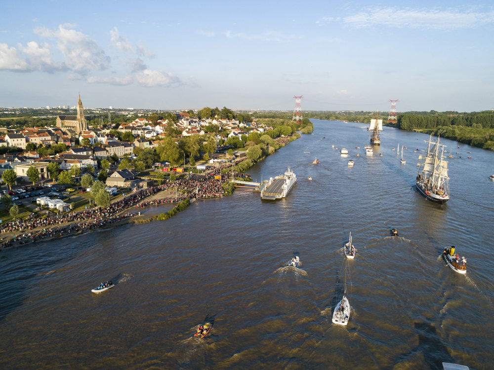 photo de debord de Loire, remontée de la Loire. , l'hermione .  devant basse-Indre